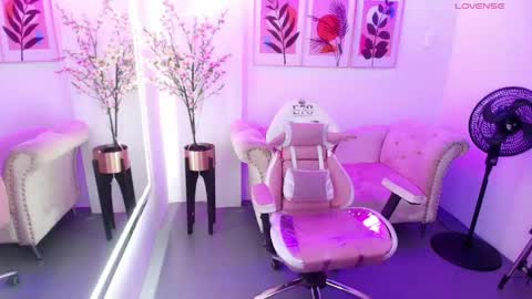 Snapshot of chloe_meoww chatting on May 2026 12:00:01 PM Chloe online show from May 2026 12:00:01 PM