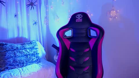 CLOE  online show from October 2025 11:05:02 PM