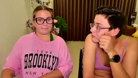Snapshot of chloe_x_ chatting on June 2026 06:00:02 PM Eva and Sandra online show from June 2026 06:00:02 PM