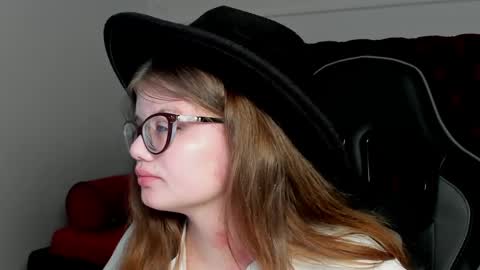 ChloeHalses online show from April 2026 05:01:02 PM