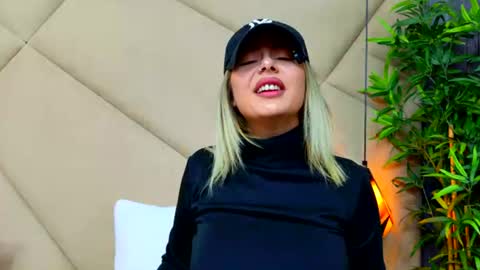 Snapshot of chloevee chatting on June 2026 05:17:01 AM Chloe Vee online show from June 2026 05:17:01 AM