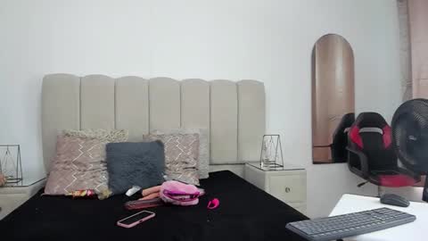 Snapshot of choeandbritany chatting on October 2025 07:35:02 PM ChoeANDbritany online show from October 2025 07:35:02 PM