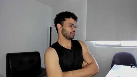 Im Chirs IM MODEL INDEPENDT online show from October 2025 12:49:02 PM