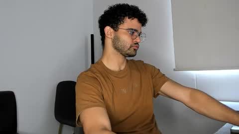 Im Chirs IM MODEL INDEPENDT online show from November 2025 03:33:02 PM