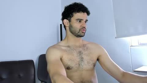 Im Chirs IM MODEL INDEPENDT online show from November 2025 03:12:02 PM