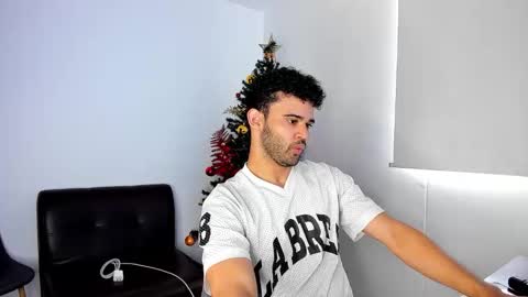 Im Chirs IM MODEL INDEPENDT online show from December 2025 05:09:01 PM