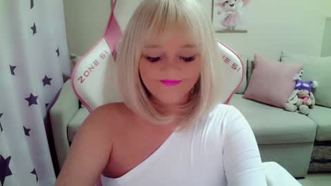 Snapshot of christirose chatting on January 2025 01:12:01 PM Christi online show from January 2025 01:12:01 PM