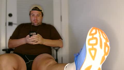 Snapshot of chubbygaymanbigfeet chatting on May 2026 07:57:02 AM ChubbyGayManBigFeet online show from May 2026 07:57:02 AM