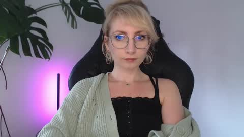 Snapshot of cinderellamoon chatting on June 2026 06:01:01 AM Cinderella online show from June 2026 06:01:01 AM