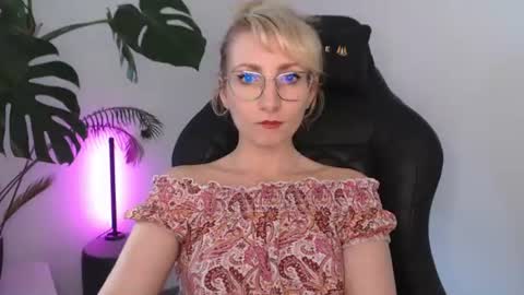 Snapshot of cinderellamoon chatting on June 2026 05:23:01 AM Cinderella online show from June 2026 05:23:01 AM
