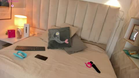 clhoe_johnson_ online show from October 2025 12:13:02 PM