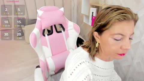 clhoe_johnson_ online show from December 2025 12:22:01 PM