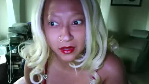 High Queen Clio online show from November 2025 06:19:01 PM