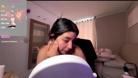 cloe small online show from October 2025 03:34:01 PM