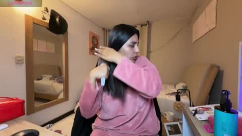 cloe small online show from January 2026 02:14:02 AM