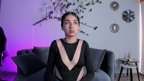 CLOE  online show from November 2025 01:33:02 PM