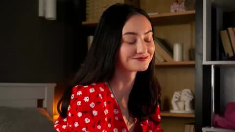 Daisy Nowak online show from October 2025 11:22:01 AM
