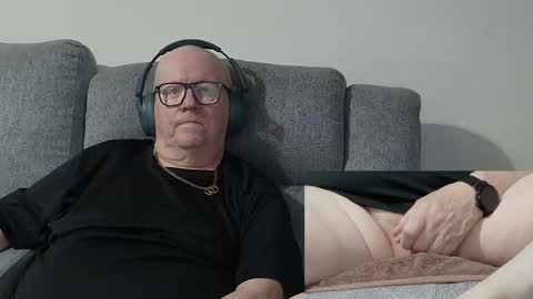 Snapshot of cockneymack51 chatting on November 2025 04:19:01 PM Charlie. online show from November 2025 04:19:01 PM