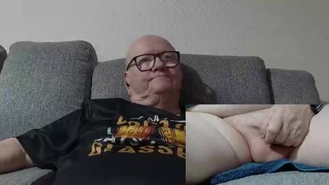 Snapshot of cockneymack51 chatting on February 2026 12:17:02 AM Charlie. online show from February 2026 12:17:02 AM