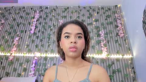coralineross_ online show from November 2025 10:49:01 AM