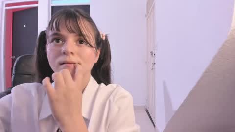 Coraline uwu     Bienvenidos al dulce mundo de Coraline    Hola amores soy Coraline  Una chica  tierna juguetona online show from April 2026 09:39:33 PM