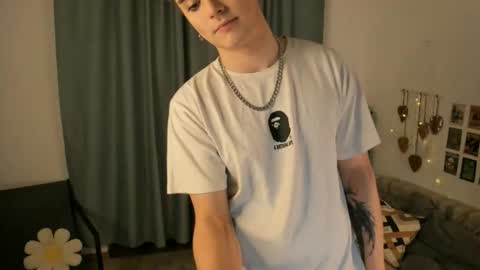 Snapshot of cosmicflirt chatting on March 2026 09:17:01 PM Henry online show from March 2026 09:17:01 PM