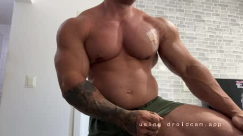 Snapshot of couplemuscle40 chatting on May 2026 02:25:02 PM couplemuscle40 online show from May 2026 02:25:02 PM