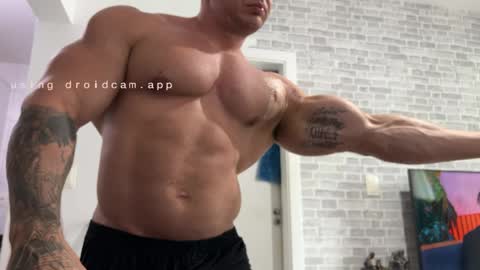 Snapshot of couplemuscle40 chatting on May 2026 04:47:01 PM couplemuscle40 online show from May 2026 04:47:01 PM