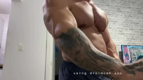 Snapshot of couplemuscle40 chatting on May 2026 11:35:01 PM couplemuscle40 online show from May 2026 11:35:01 PM