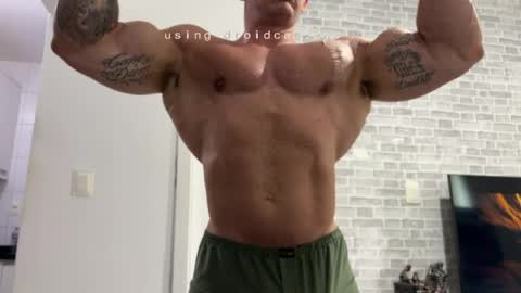 Snapshot of couplemuscle40 chatting on June 2026 02:41:01 PM couplemuscle40 online show from June 2026 02:41:01 PM