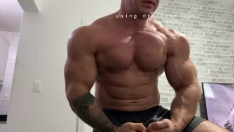 Snapshot of couplemuscle40 chatting on June 2026 01:44:01 PM couplemuscle40 online show from June 2026 01:44:01 PM