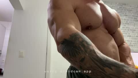 Snapshot of couplemuscle40 chatting on June 2026 01:23:01 PM couplemuscle40 online show from June 2026 01:23:01 PM