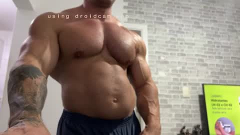 Snapshot of couplemuscle40 chatting on June 2026 11:29:02 PM couplemuscle40 online show from June 2026 11:29:02 PM