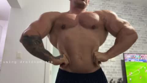 Snapshot of couplemuscle40 chatting on June 2026 06:27:01 PM couplemuscle40 online show from June 2026 06:27:01 PM