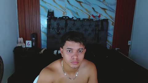 CRISANDMERY online show from November 2025 06:40:01 PM