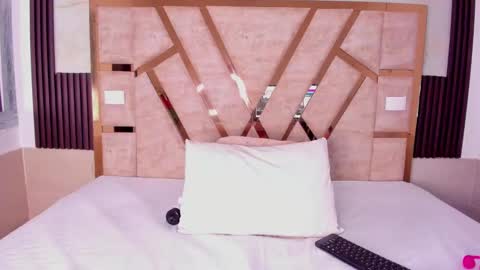 cristin  online show from September 2025 07:04:02 PM