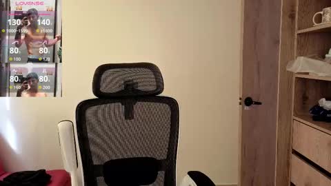 cristopher23  online show from October 2025 01:56:01 PM