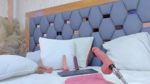 crystal_sm online show from February 2026 03:18:01 AM