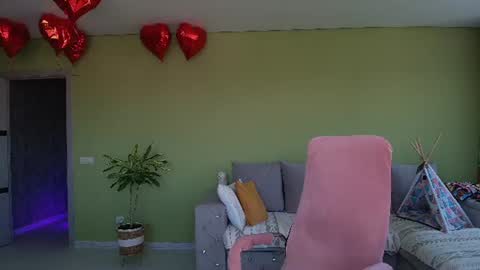 Snapshot of cuddle_kitten chatting on June 2026 06:00:01 AM Alexia online show from June 2026 06:00:01 AM