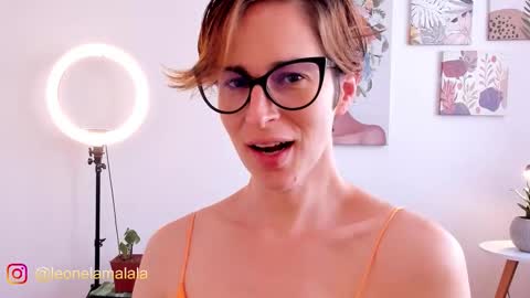 Leonela online show from September 2025 07:35:01 PM