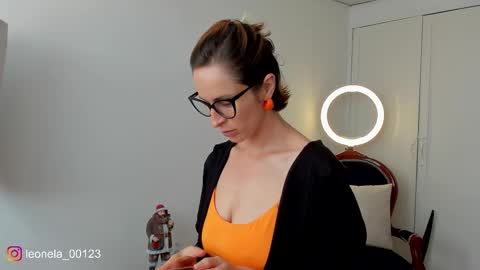 Leonela online show from December 2025 06:15:01 PM