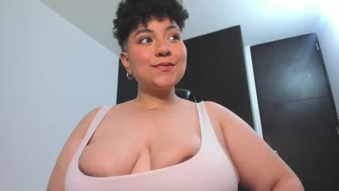 Snapshot of curly_cam_queen chatting on January 2025 03:34:02 AM Bruna  online show from January 2025 03:34:02 AM