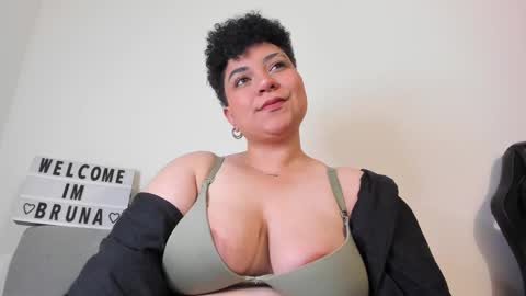 Snapshot of curly_cam_queen chatting on February 2025 03:45:01 AM Bruna  online show from February 2025 03:45:01 AM