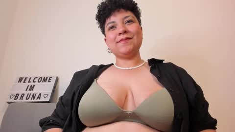 Snapshot of curly_cam_queen chatting on February 2025 05:08:01 AM Bruna  online show from February 2025 05:08:01 AM