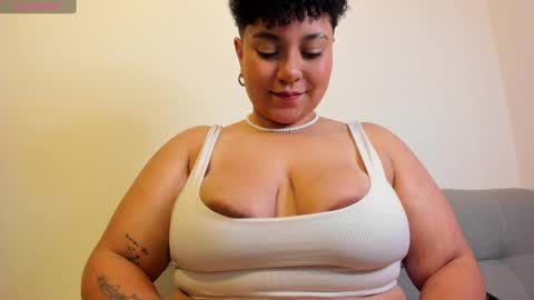 Snapshot of curly_cam_queen chatting on March 2025 03:02:01 AM Bruna  online show from March 2025 03:02:01 AM