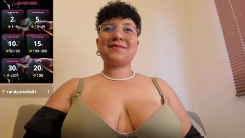 Snapshot of curly_cam_queen chatting on March 2025 09:05:02 PM Bruna  online show from March 2025 09:05:02 PM