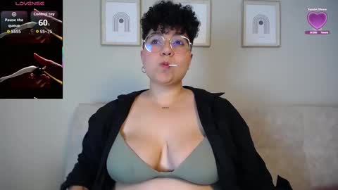 Snapshot of curly_cam_queen chatting on October 2025 03:34:02 AM Bruna  online show from October 2025 03:34:02 AM