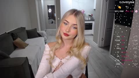 Kira  online show from September 2025 12:31:02 PM