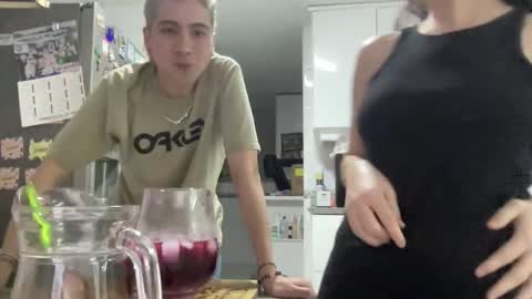 Snapshot of cute_friends chatting on December 2025 01:43:01 AM Cute friends online show from December 2025 01:43:01 AM