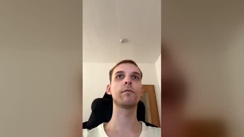 cuteguyy2001 online show from April 2026 12:30:02 PM